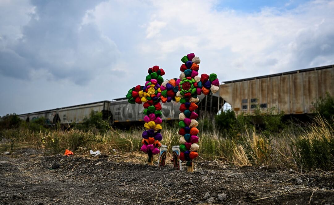 Se guardan cruces y velas en el lugar donde se descubrió un tráiler con migrantes adentro, en las afueras de San Antonio, Texas. Foto: AFP
