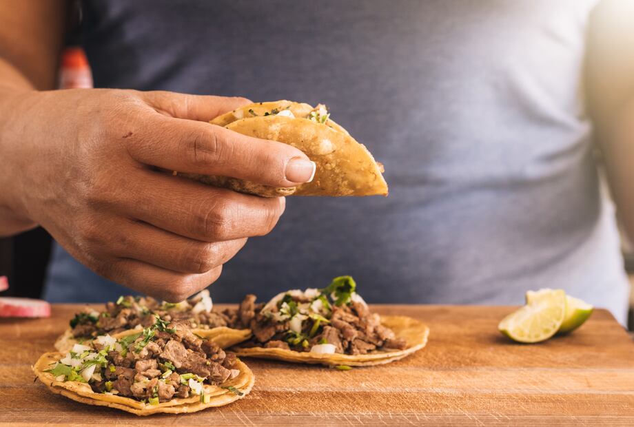 Originarias de Michoacán, las carnitas son un platillo que se debe consumir con moderación. Foto: Freepik