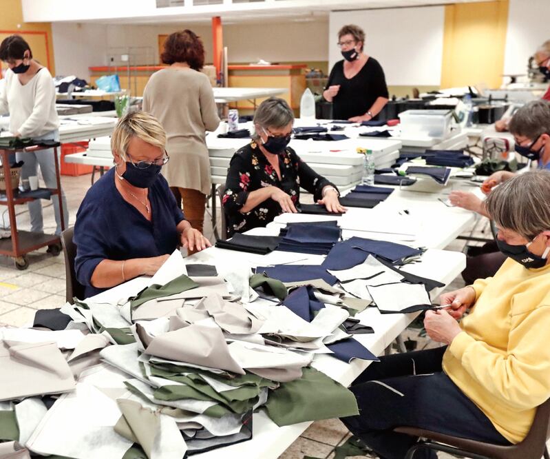 Mujeres producen cubrebocas en Ganges, Francia. Expertos dicen que “si no tienes la situación bajo control, usar la mascarilla es una buena idea”. GUILLAUME HORCAJUELO. EFE
