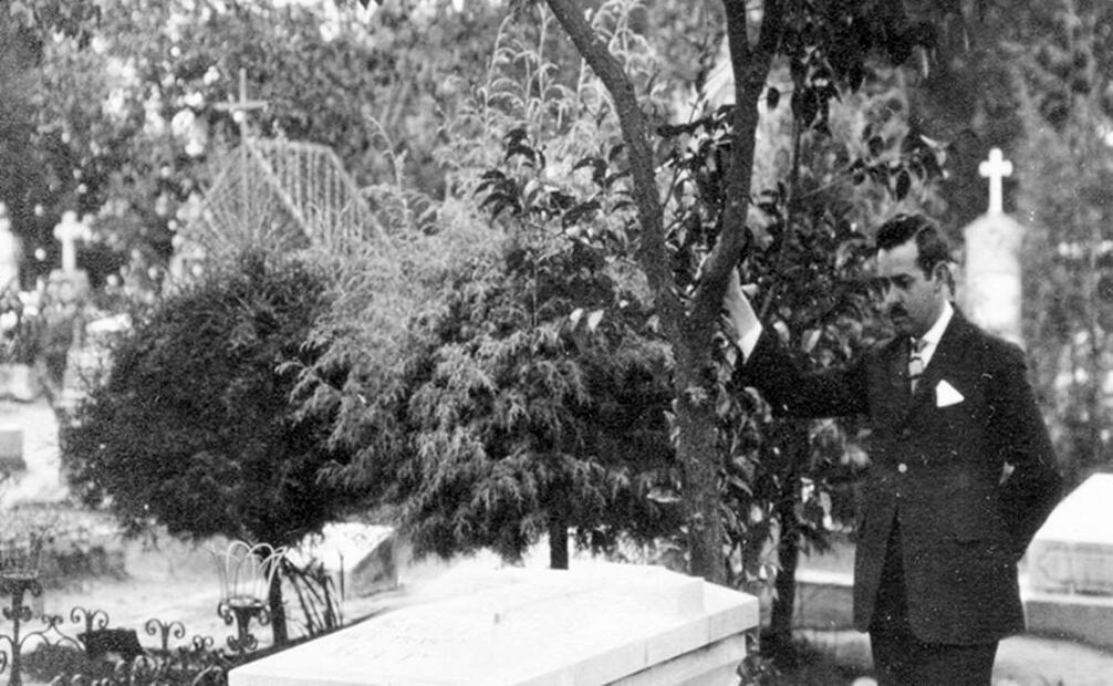 Viudo visitando la tumba de su esposa en los años 20. Col. Carlos Villasana.