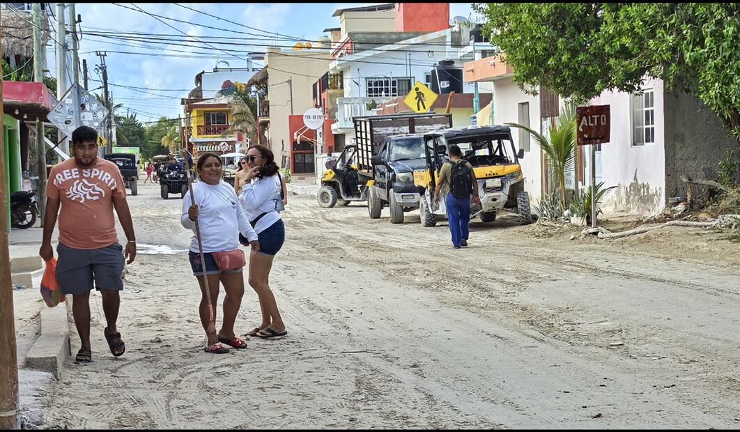 Una vez al mes pobladores voluntarios, estudiantes y comerciantes participan en cuadrillas de limpieza para recolectar basura en la isla de Holbox, Quintana Roo. Foto: Adriana Varillas/EL UNIVERSAL