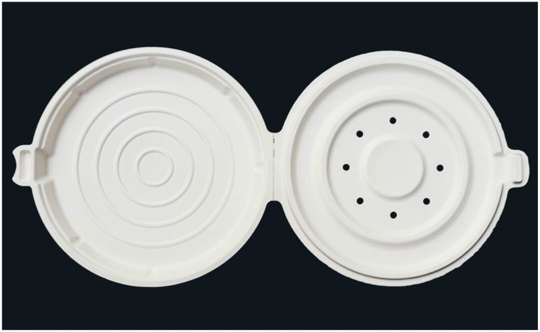 Este particular diseño incluye un par de agujeros en la tapa para que puede salir el aire, así la pizza se mantiene crujiente sin humedad