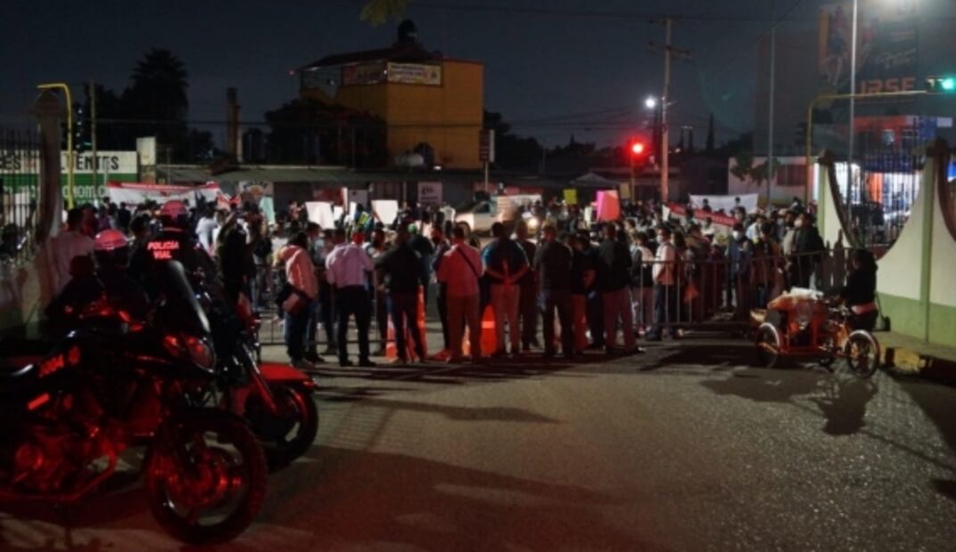 Protestan trabajadores de salud en Oaxaca afuera de mañanera de AMLO