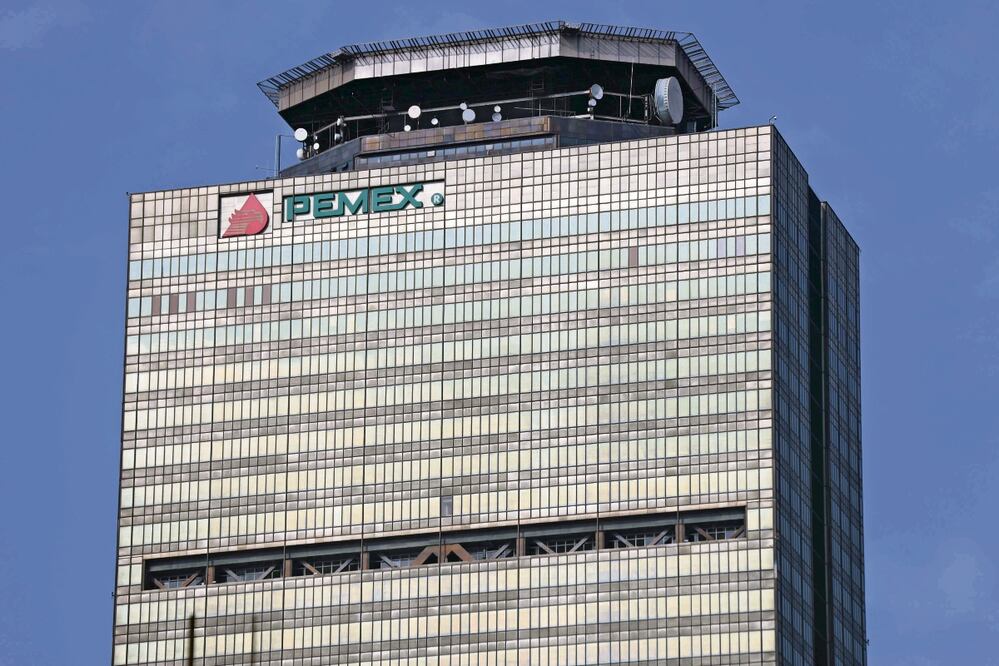Datos entregados por Pemex vía transparencia muestran que de diciembre de 2018, cuando inició este gobierno, a octubre de 2023, es decir, los datos más recientes, se han registrado 62 mil 441 tomas ilegales en sus ductos. Foto: Diego Simón / EL UNIVERSAL