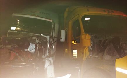 Tráiler se impacta contra vehículos en caseta de la Autopista Siglo 21