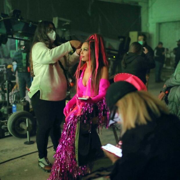 Thalía aparece en Instagram con el pelo rosa y “waffle hair”