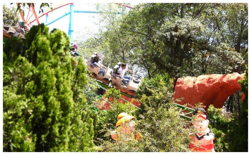 La montaña rusa del Dr. Simi está en el famoso parque de diversiones al sur de la CDMX. Imagen: Cortesía de Six Flags