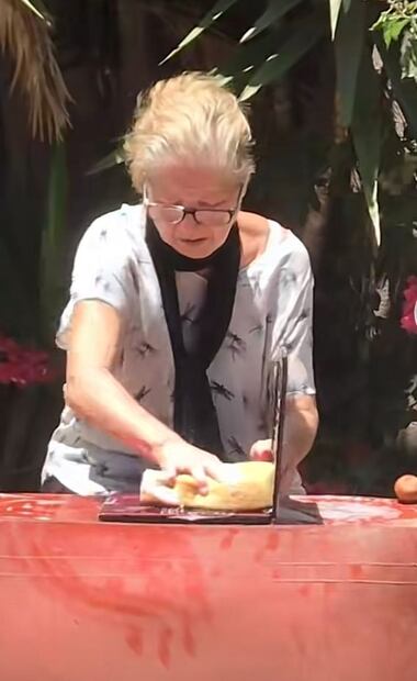 “Ahí tenía mi tesis”: Joven capta a su abuelita lavando su laptop con agua y jabón