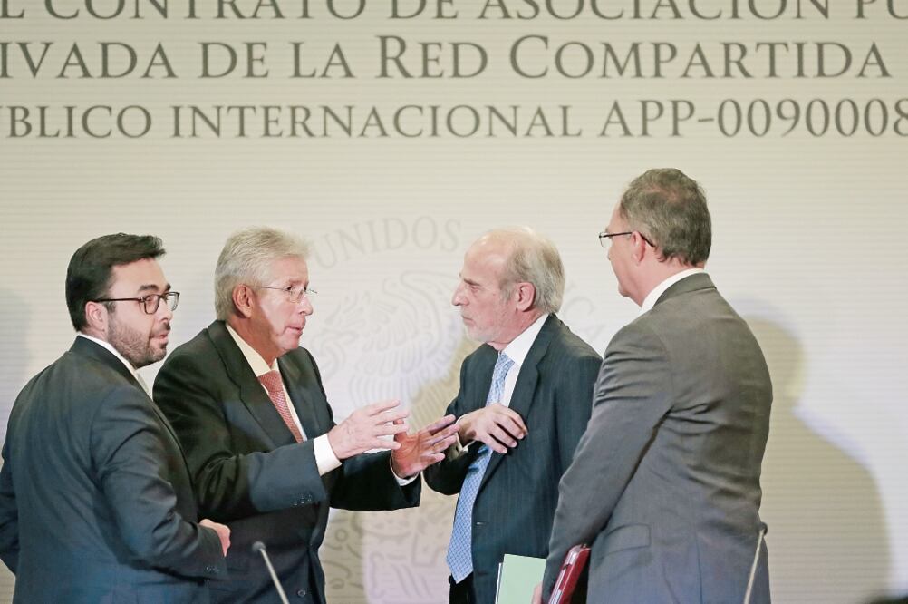 Gabriel Contreras (IFT), Gerardo Ruiz (SCT), Fernando Borjón (Promtel) y Eugenio Galdón (Altán), al anunciar la Red Compartida en enero de 2017. (ARCHIVO EL UNIVERSAL)