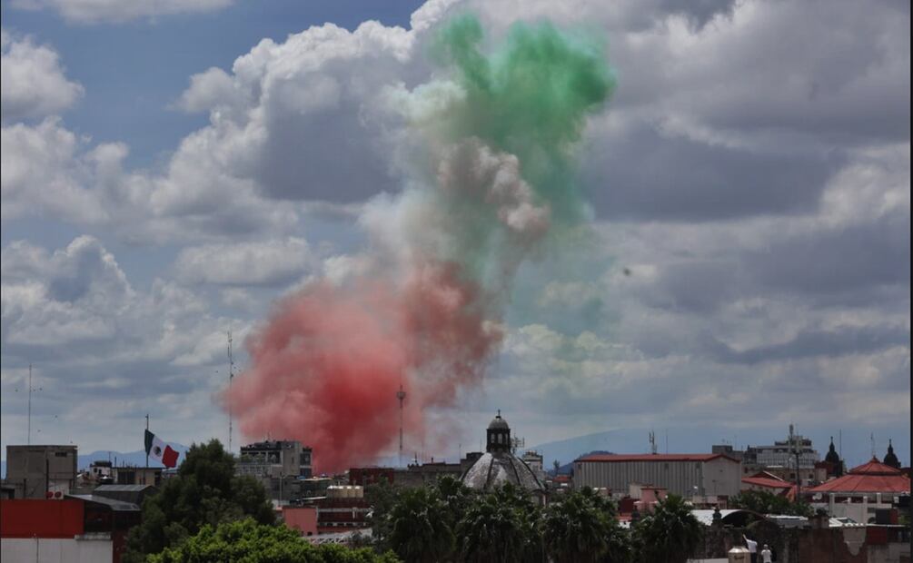 Aviones de la Fuerza Área Mexicana dejan nubes de humo con los colores de la bandera mexicana, el 16 de septiembre de 2025. Foto: Francisco Rodríguez/EL UNIVERSAL