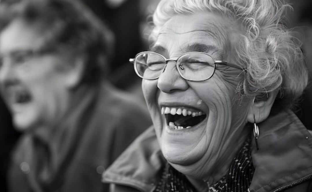 La longevidad no es solo cuestión de genética o buenos hábitos de salud. Fuente: Freepik.