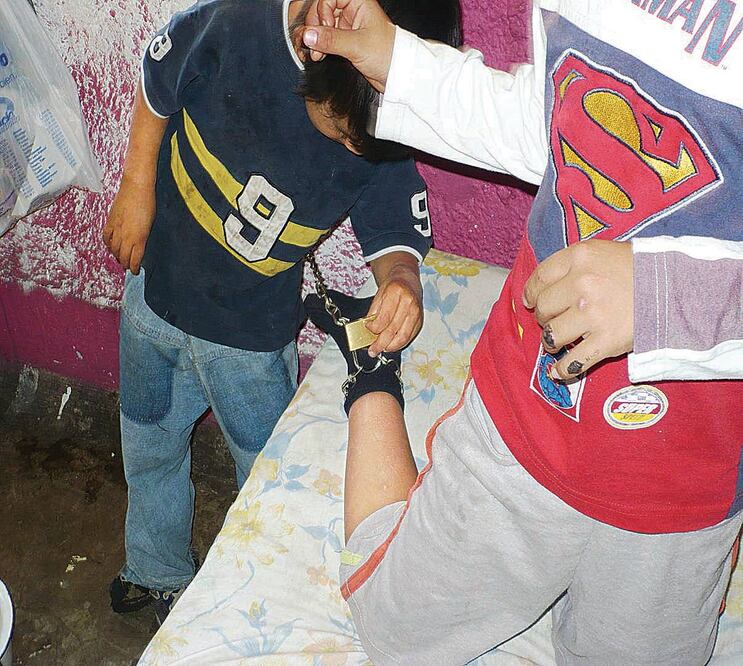 En el estado de Morelos, autoridades rescataron a un niño de siete años, cuya madre solía encadenarlo para que no saliera de casa. Foto: ARCHIVO EL UNIVERSAL