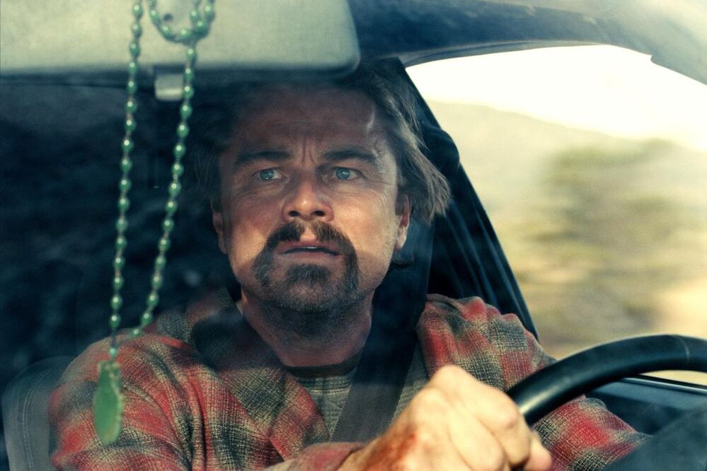 Leonardo DiCaprio interpreta a Bob Ferguson o en "Una batalla tras otra".
Crédito: Especial