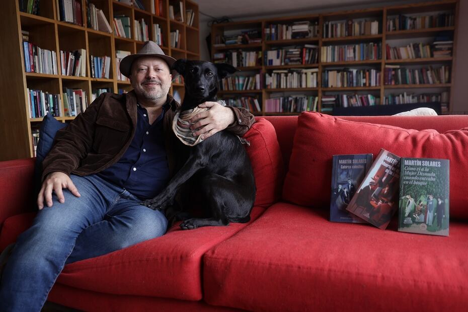 Martín Solares y su mascota canina en la estancia de su residencia. Foto: Fernanda Rojas /El Universal