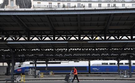 Nace bebé en tren de París; le regalan 25 años de pasajes gratis