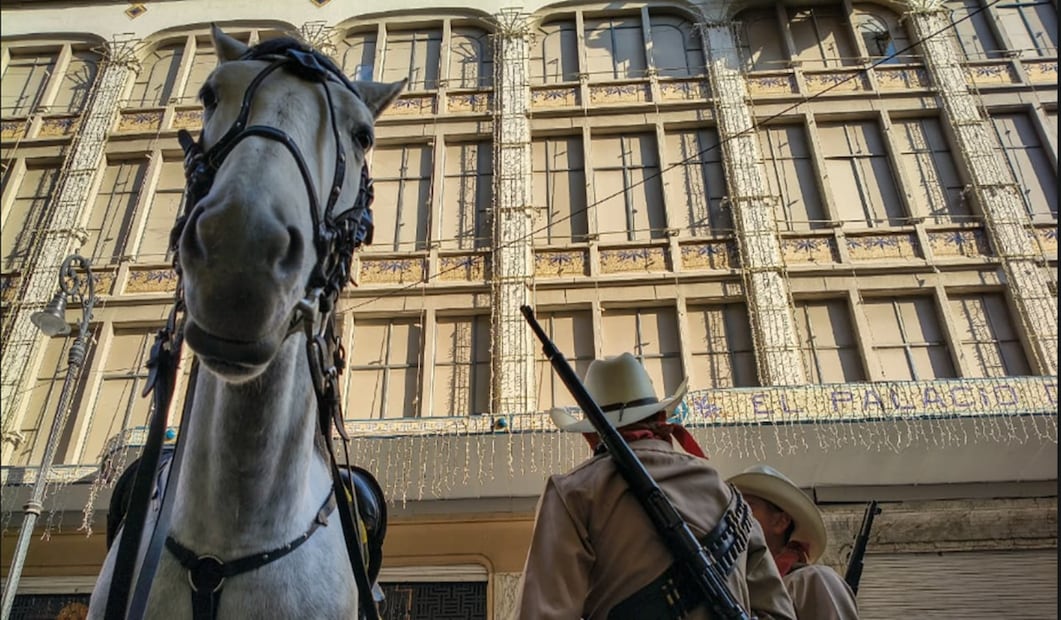 Elementos del Ejército mexicano se preparan para participar en el desfile cívico-militar por el 115 aniversario del inicio de la Revolución Mexicana, que este año cambia de ruta y culminará en el Monumento a la Revolución en la Ciudad de México, el jueves 20 de noviembre de 2025. Foto: Luis Camacho/EL UNIVERSAL