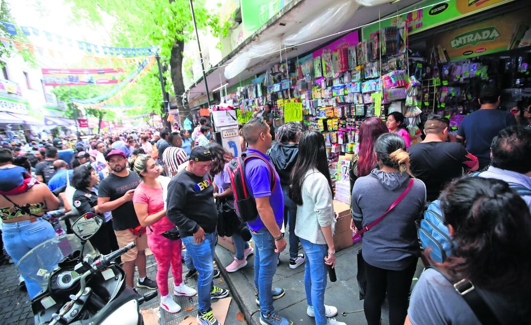 La calle de Mesones en el centro histórico es año con año el centro neurálgico para miles de padres de familia que surten los útiles escolares de sus hijos. El próximo 28 de agosto inicia el ciclo escolar 2023-2024. Fotos: Francisco Rodríguez.