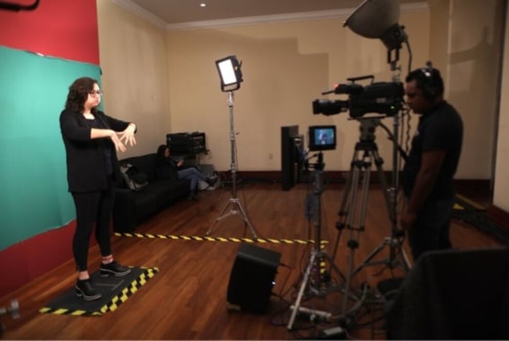 Intérprete habla sobre el reto que es traducir a AMLO en lenguaje de señas