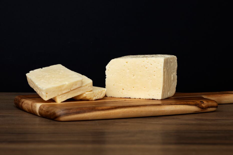 El queso panela, es ideal para quienes buscan un queso ligero, mientras que el queso Oaxaca ofrece una textura fibrosa y un sabor más fuerte. Foto: Freepik