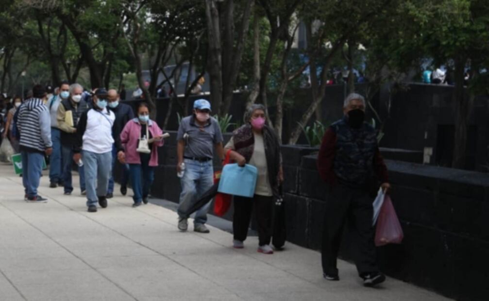 Adultos mayores forman fila kilométrica para tramitar pensión en CDMX