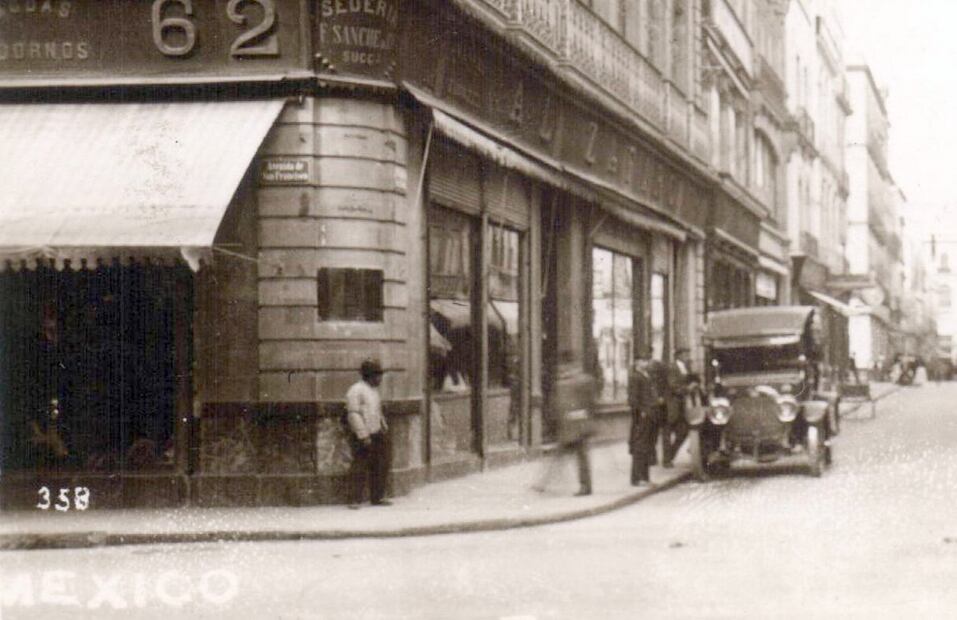 Vago en una esquina de la calle Palma, en el Centro. Crédito: Colección Villasana.