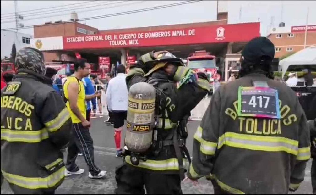 Familias enteras participaron corriendo, trotando, caminando, acompañadas de sus mascotas o en bicicleta, en un ambiente de solidaridad y admiración hacia los bomberos de Toluca. Foto: Especial