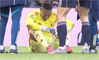 John Victor se retira entre lágrimas tras error y lesión contra Aston Villa