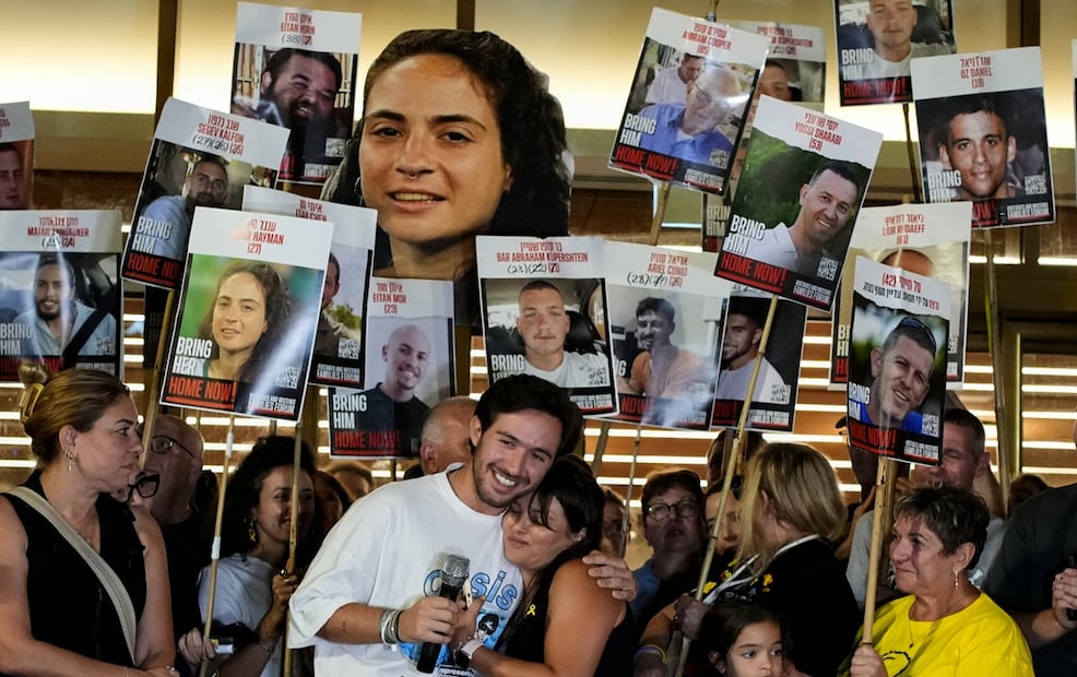 Familiares y simpatizantes de rehenes israelíes retenidos por Hamás en la Franja de Gaza sostienen carteles con retratos de sus seres queridos en la Plaza de los Rehenes en Tel Aviv, Israel, tras el anuncio del acuerdo de paz. Foto: AP