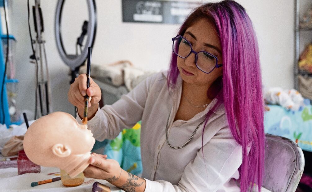 Los muñecos se pintan con distintos tonos hasta llegar al color ideal, pedido por el cliente o el que más represente a un bebé de verdad. Foto: Hugo Salvador / EL UNIVERSAL