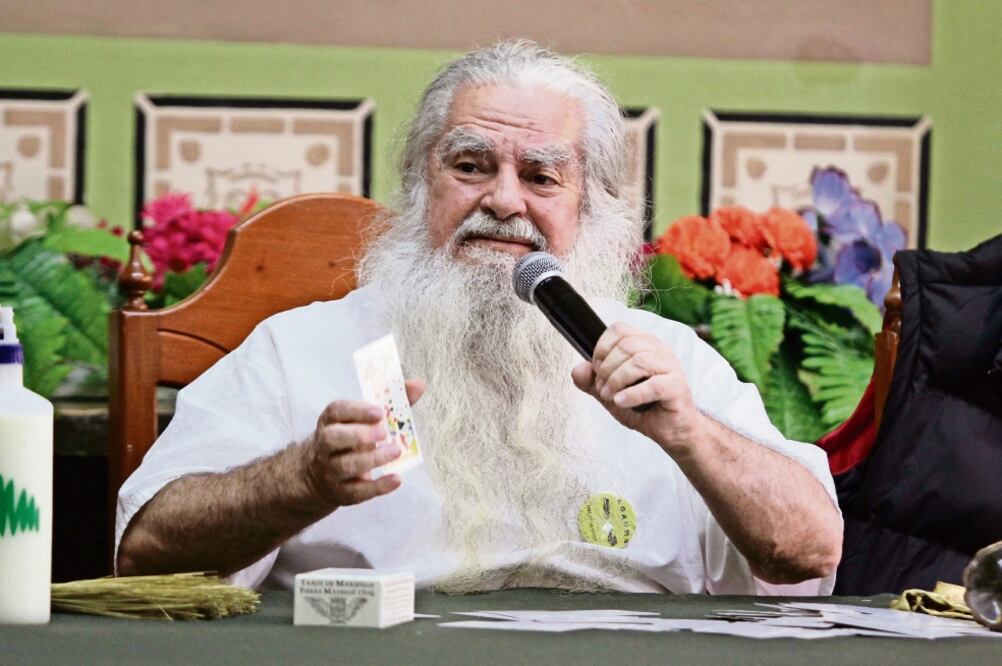 El brujo dio su tradicional conferencia en el Club de Periodistas (CARLOS MEJÍA. EL UNIVERSAL)