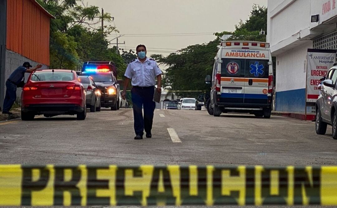 Una ambulancia permanece afuera del hospital de Playamed, donde fue trasladada una persona herida luego de un tiroteo en un Hotel en Xcaret. Foto: AFP