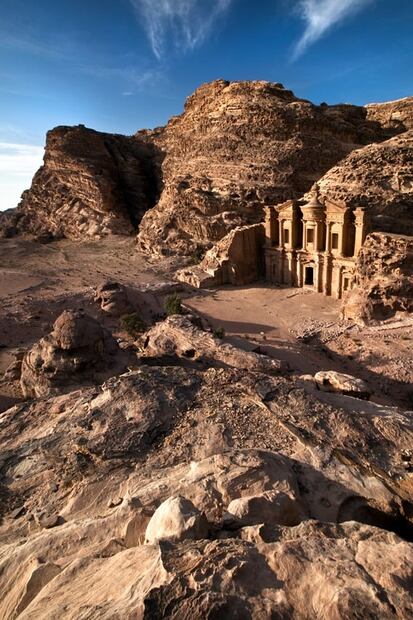 Petra y sus colosales monumentos tallados en roca