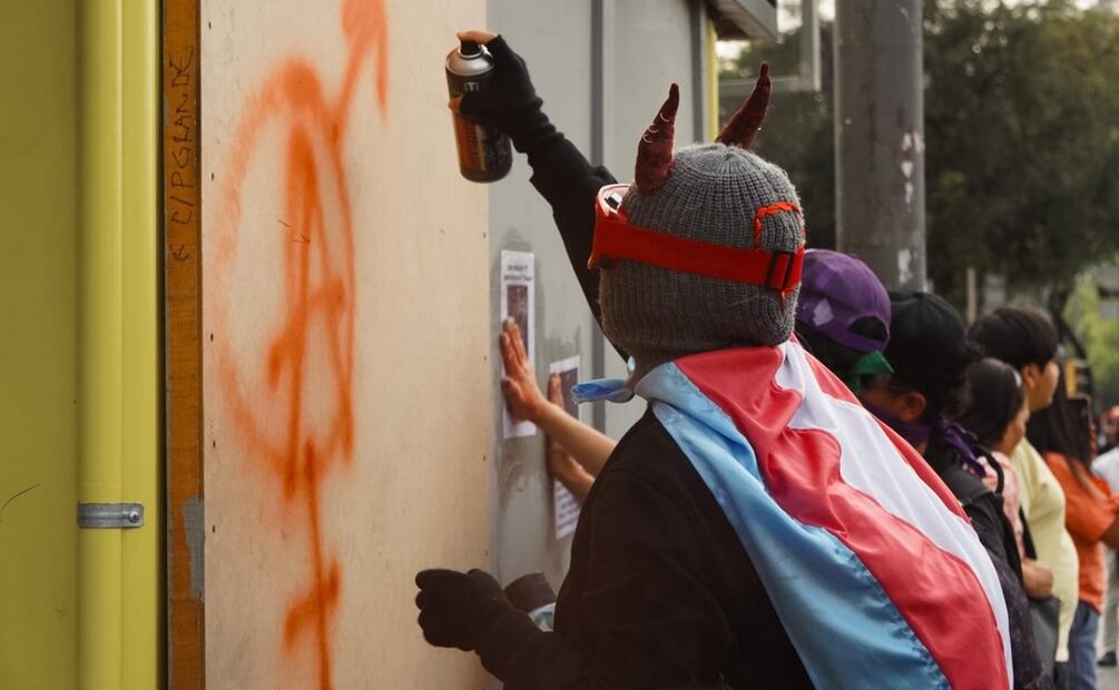 Manifestantes encapuchadas que avanzan en la marcha del 25N, realizan pintas en distintos puntos (25/11/2025). Foto: Osmar Alvarado / EL UNIVERSAL