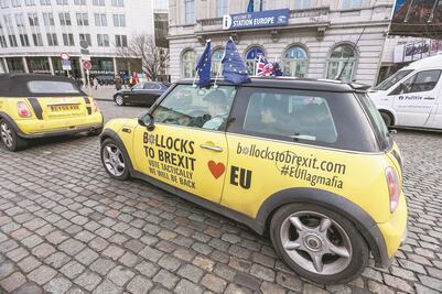 Unos alistan un adiós sobrio y otros festejos