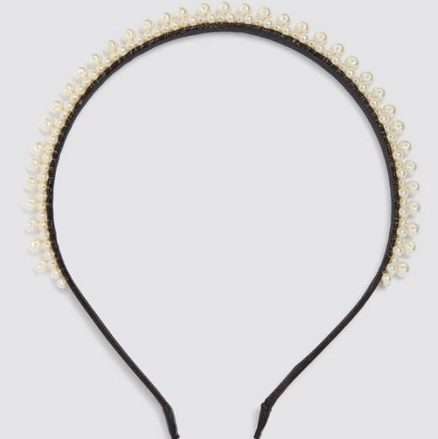Alerta tendencia: Las diademas con perlas son el accesorio más girly del otoño
