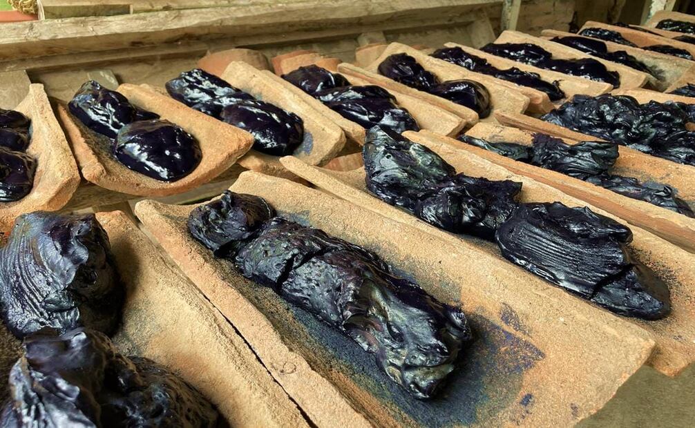 Producir pigmento índigo artesanal supone poner en práctica vastos conocimientos a lo largo de un proceso también extenso. El secado, por ejemplo, requiere manipulación cada hora, así como un proceso aparte si la humedad y falta de luz generan hongo en la pasta. Foto: Paulino Toledo.