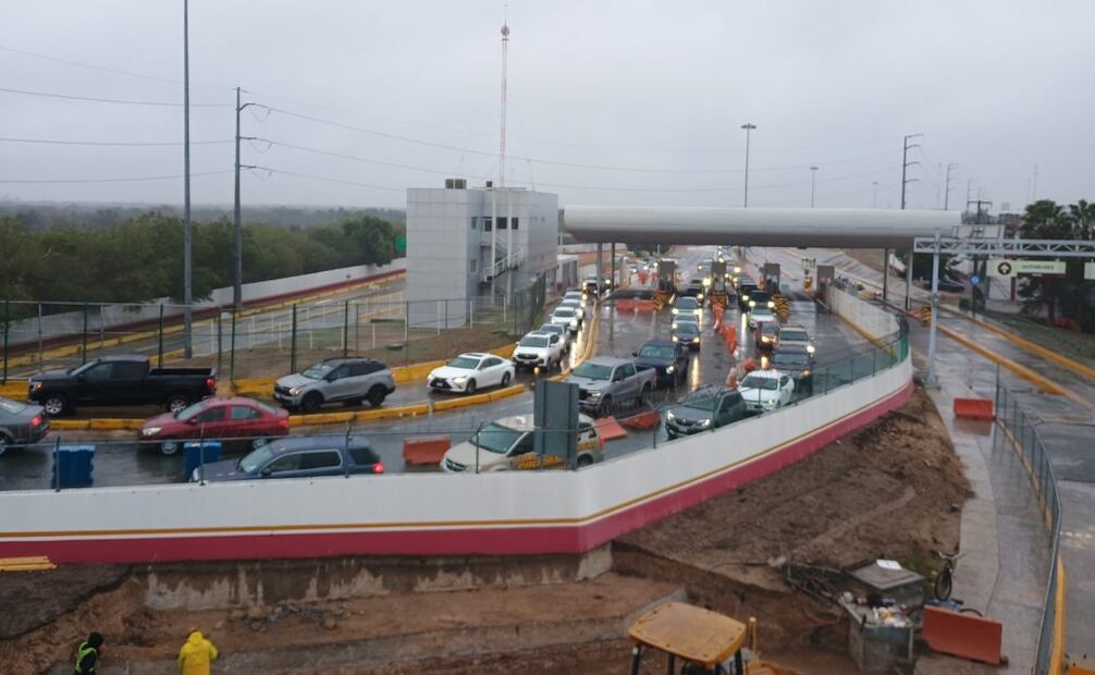 migrantes esperan en el Puente Internacional Reynosa-Hidalgo en Tamaulipas (20/01/2025). Foto: Sandra Tovar / EL UNIVERSAL