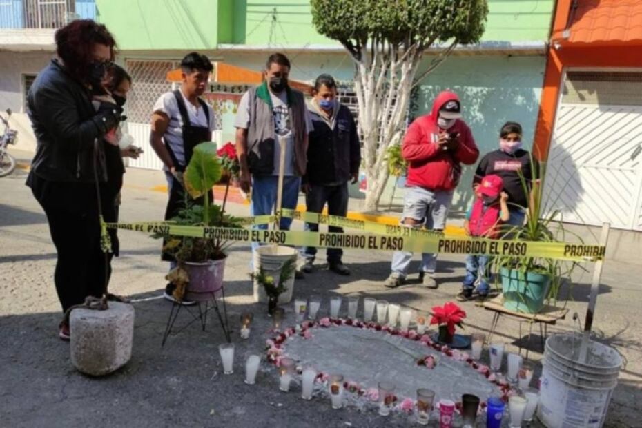 Celebran figura de la Virgen de Guadalupe que se formó en un bache en Neza