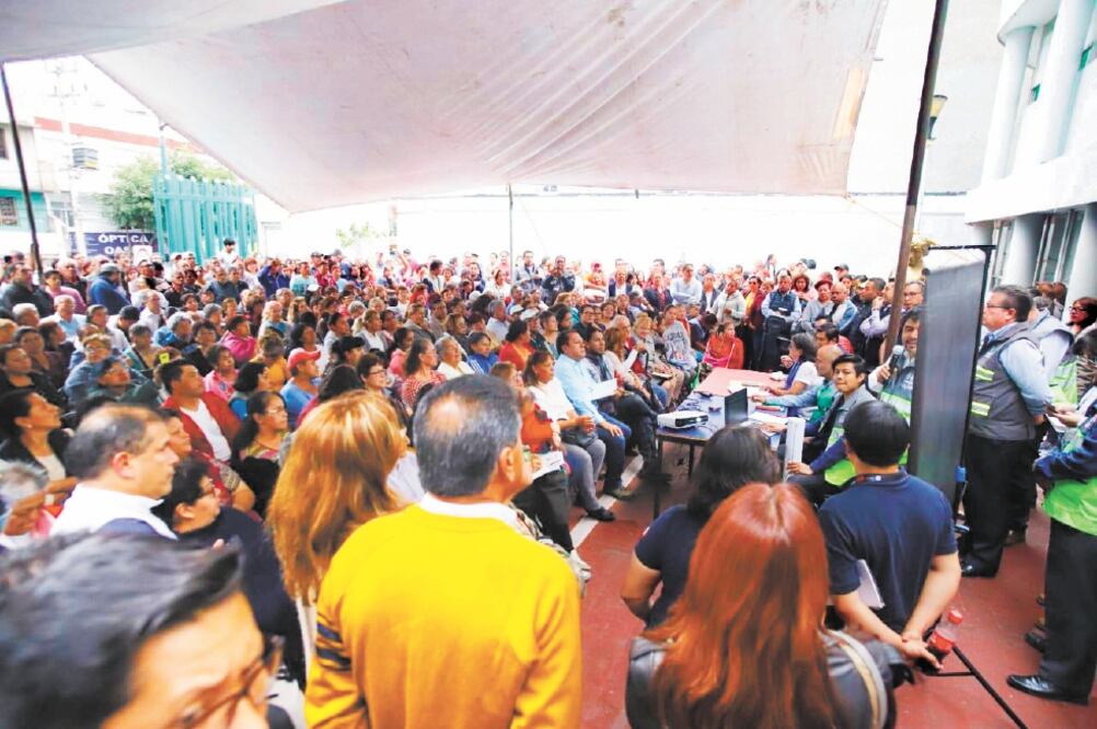 En una asamblea, vecinos y autoridades acordaron que sólo seguirán los trabajos de revestimiento del túnel y aquellos que impliquen un riesgo. Foto: ESPECIAL