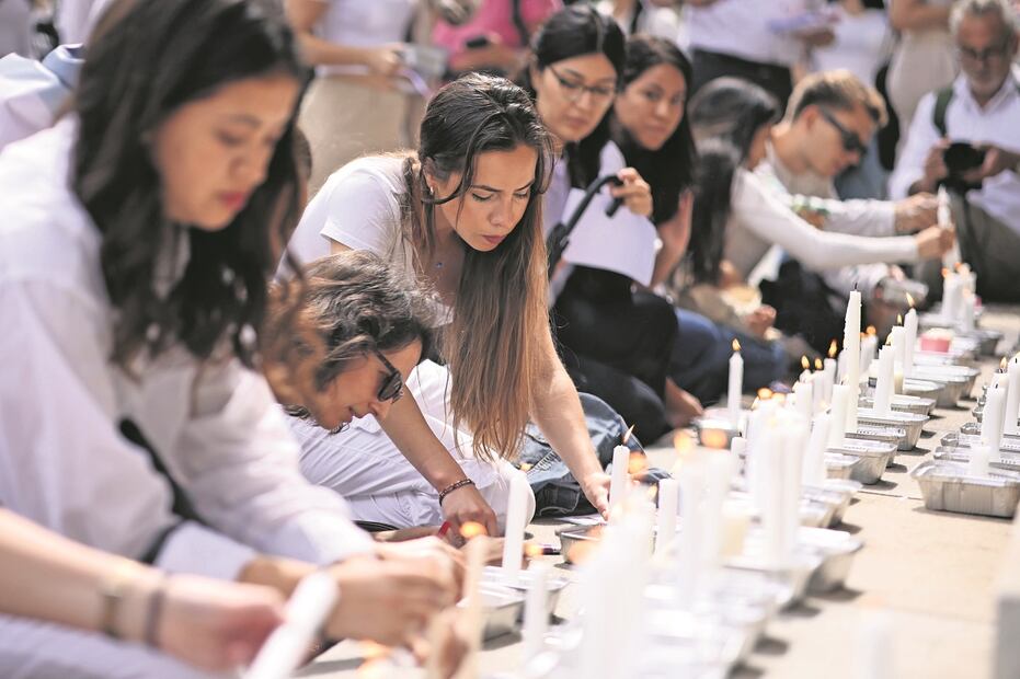 Asistentes a un acto de solidaridad con la familia de la joven encendieron velas y las colocaron en  escalinatas de la Embajada de México en Berlín. Foto: CLEMENS BILAN. EFE
