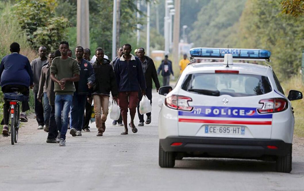 Alrededor de 5 mil personas acampan en Calais, Francia, a la espera de intentar cruzar al Reino Unido a través del canal de la Mancha (REUTERS)