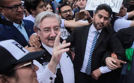 Ministro Luis María Aguilar visita campamento de trabajadores en paro y defiende independencia judicial
