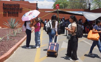Maestros de la Sección 22 del SNTE bloquean accesos al aeropuerto de Oaxaca; permiten acceso a usuarios con boleto