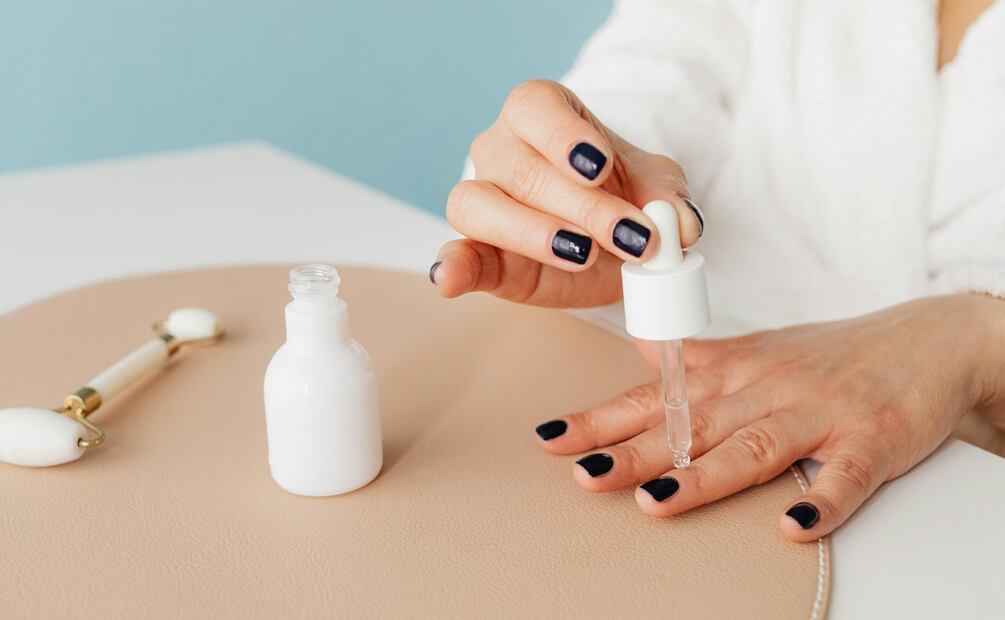 Es importante limpiar e hidratar las uñas para evitar la aparición de estrías. Foto: Pexels