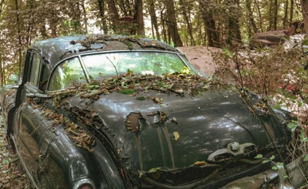 Autos de lujo abandonados en lugares insólitos
