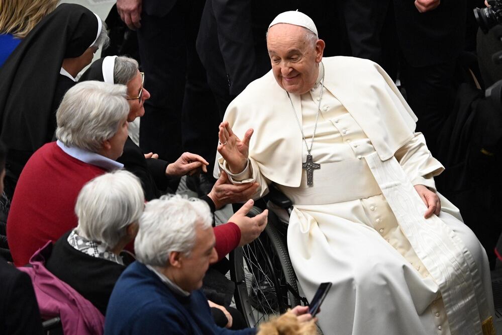 Ciudad del Vaticano. El papa Francisco saluda a los fieles durante una audiencia el el Vaticano. FOTO: EFE