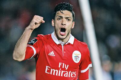 A horas de oficializarse traspaso de Jiménez a Inglaterra