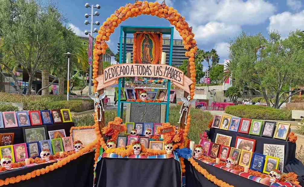 Altar en Los Ángeles; “los altares no sólo conmemoran, también protestan”, subraya la directora de CHIRLA, Ángelica Salas. Foto: Cortesía