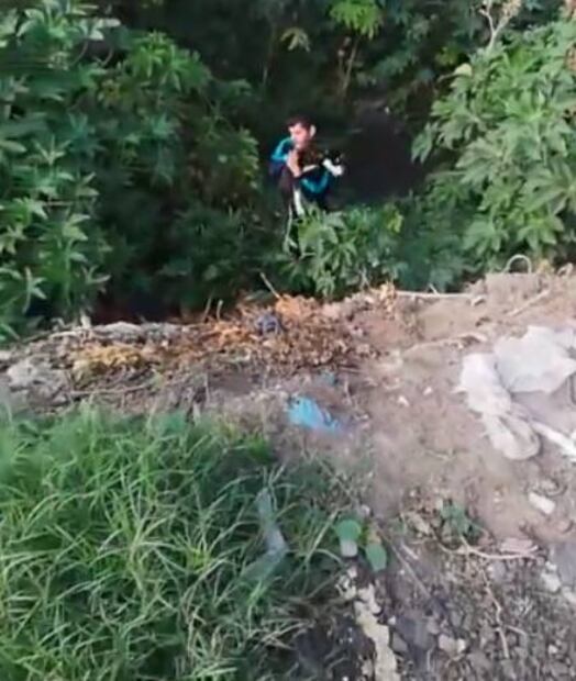 Ata a su perro y lo avienta a río en Chiconcuac; vecino lo cacha y lo obliga a rescatarlo 