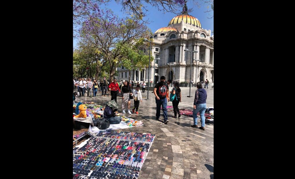 Ambulantes en la Alameda Central frente al Palacio de Bellas Artes, el 24 de febrero de 2025. Foto: Diego Simón Sánchez/EL UNIVERSAL